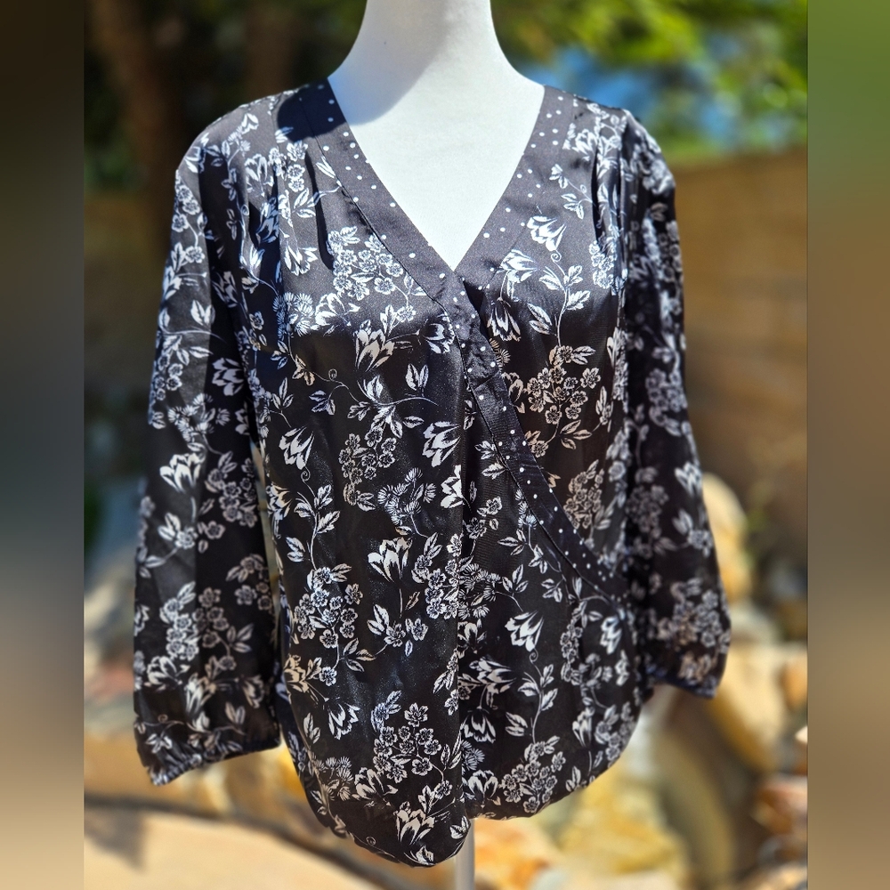 NWOT Daniel Rainn Black and White Floral Surplice Blouse